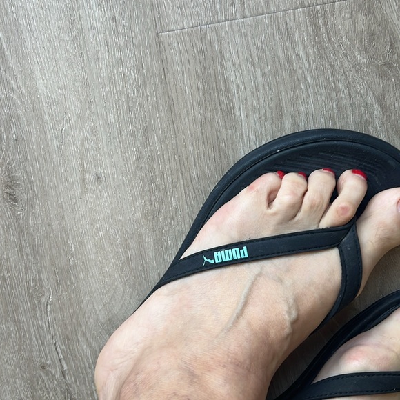 Two pairs of flip flop (Teva & Puma) both in size 8 and color black and brown - Picture 8 of 11